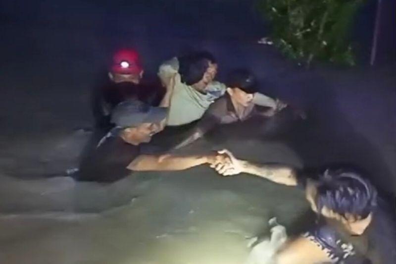 Dua Lansia Terjebak Banjir Lampung Selatan Dievakuasi dari Dalam Rumah