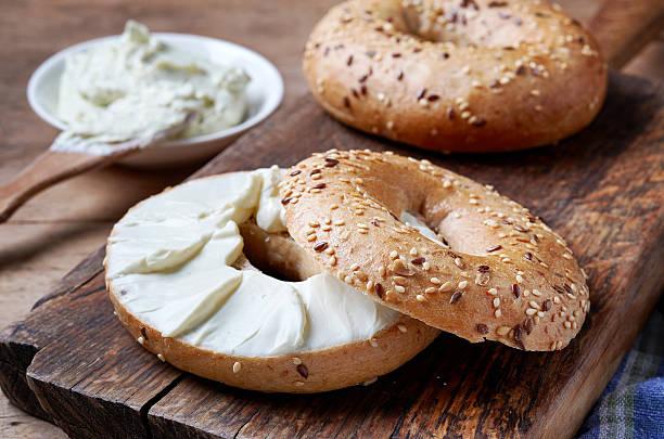 Roti Bagel: Sejarah dan Resep Simpel untuk Menemani Minum Kopi