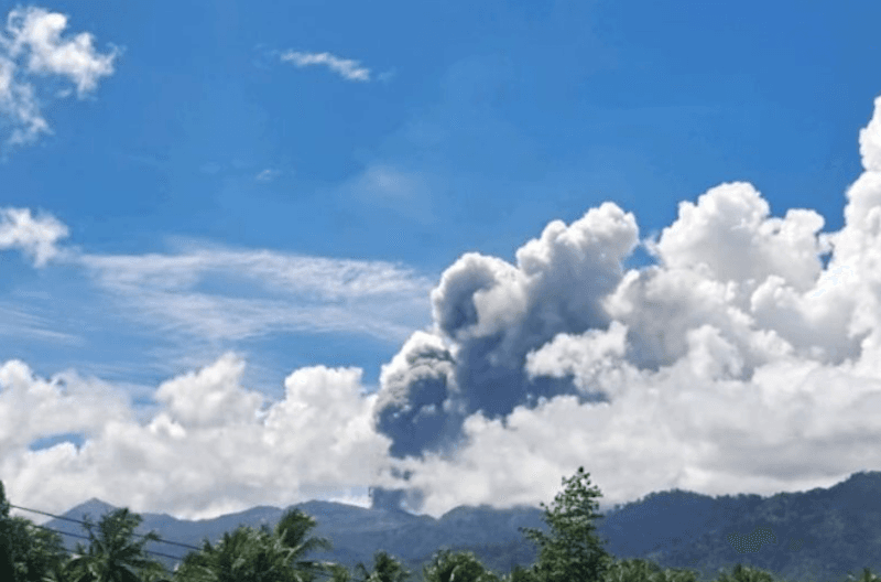 Gunung Dukono Semburkan Abu Vulkanik Setinggi 1,1 Kilometer