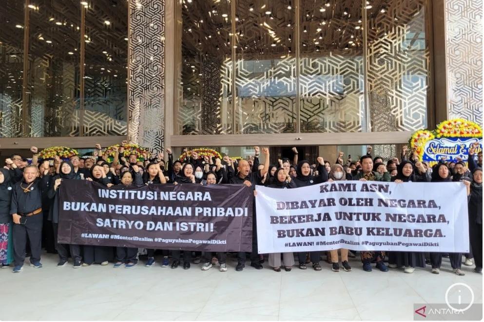 Ratusan ASN Diktisaintek Demo Dipicu Pemecatan Mendadak Pegawai, Menteri Satryo Disentil Pedas