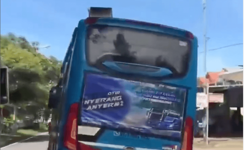 Viral! Bus Ugal-ugalan Serempet Pemotor hingga Terluka di Anyer, Sopir Diamankan