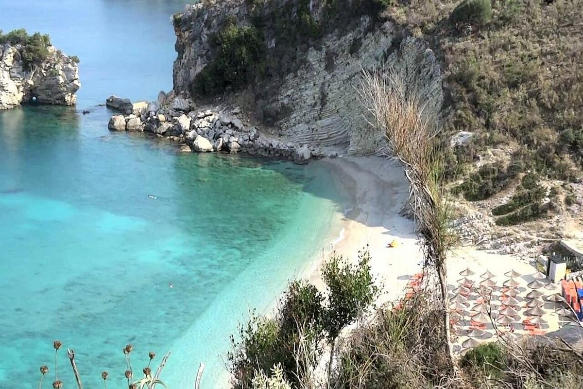 Pasqyra Beach, Pantai dengan Air Laut Terbiru di Dunia