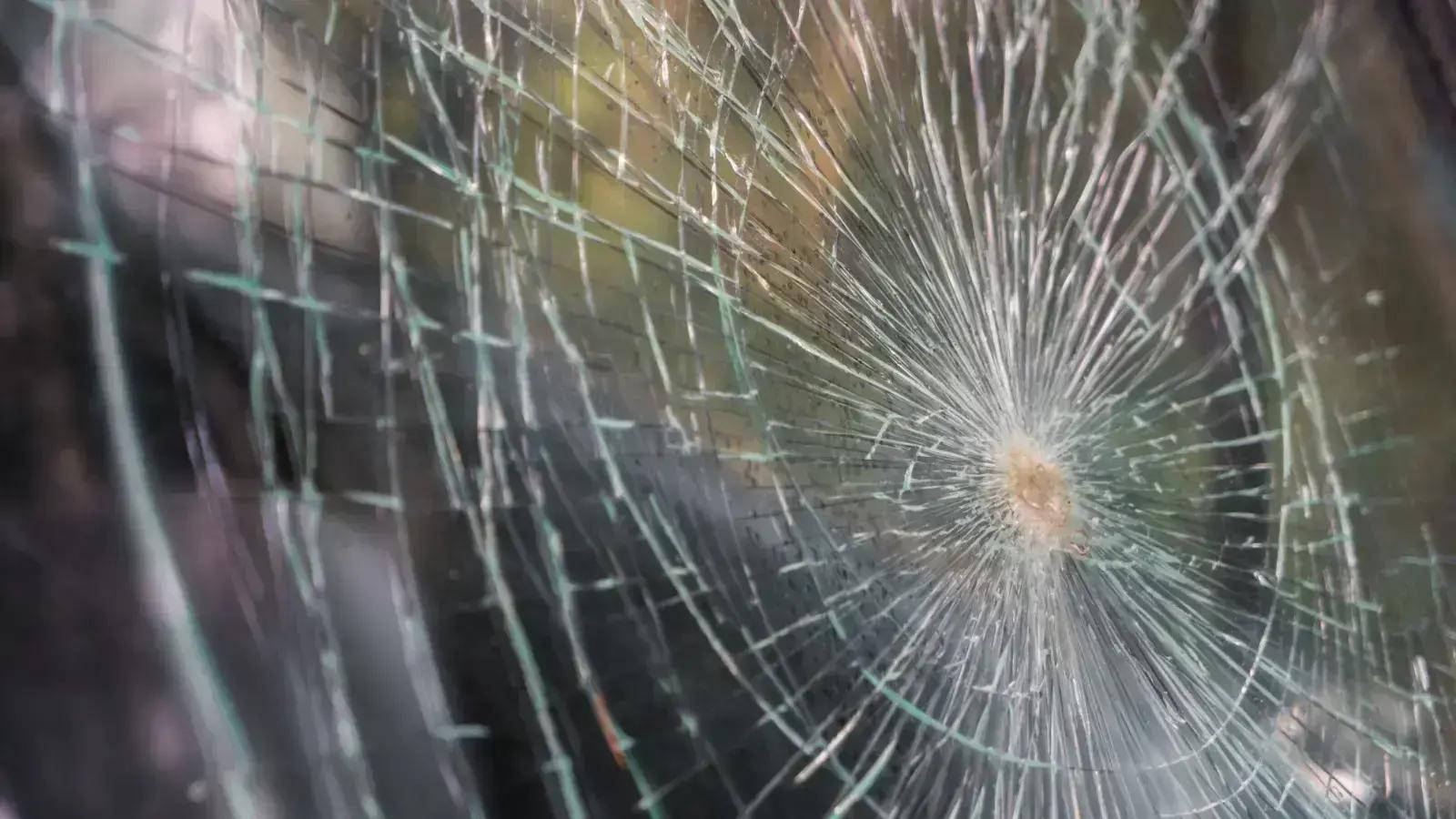 Lewat Jalan Licin, Pemotor Tewas Terlindas Truk di Palmerah