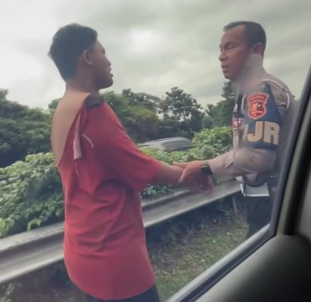 Viral! Pria ODGJ Berdiri di Pinggir Tol Jagorawi, Polisi Turun Tangan