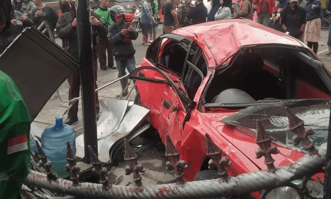 Kronologi Sedan Mahasiswa Unpad ‘Terbang’ Tabrak Tukang Parkir hingga Tewas