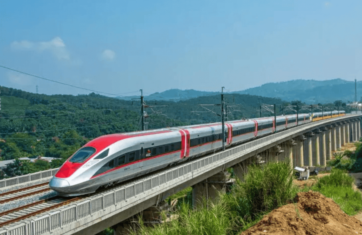 Perjalanan Whoosh Sempat Dihentikan Akibat ODGJ Masuk Lintasan Kereta