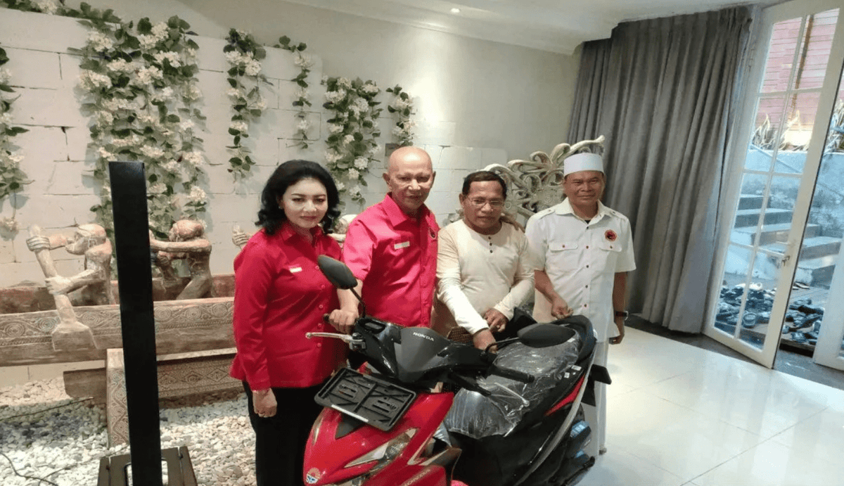 Ketua Banggar DPR RI Beri Bantuan Guru yang Motornya Dibakar Siswa