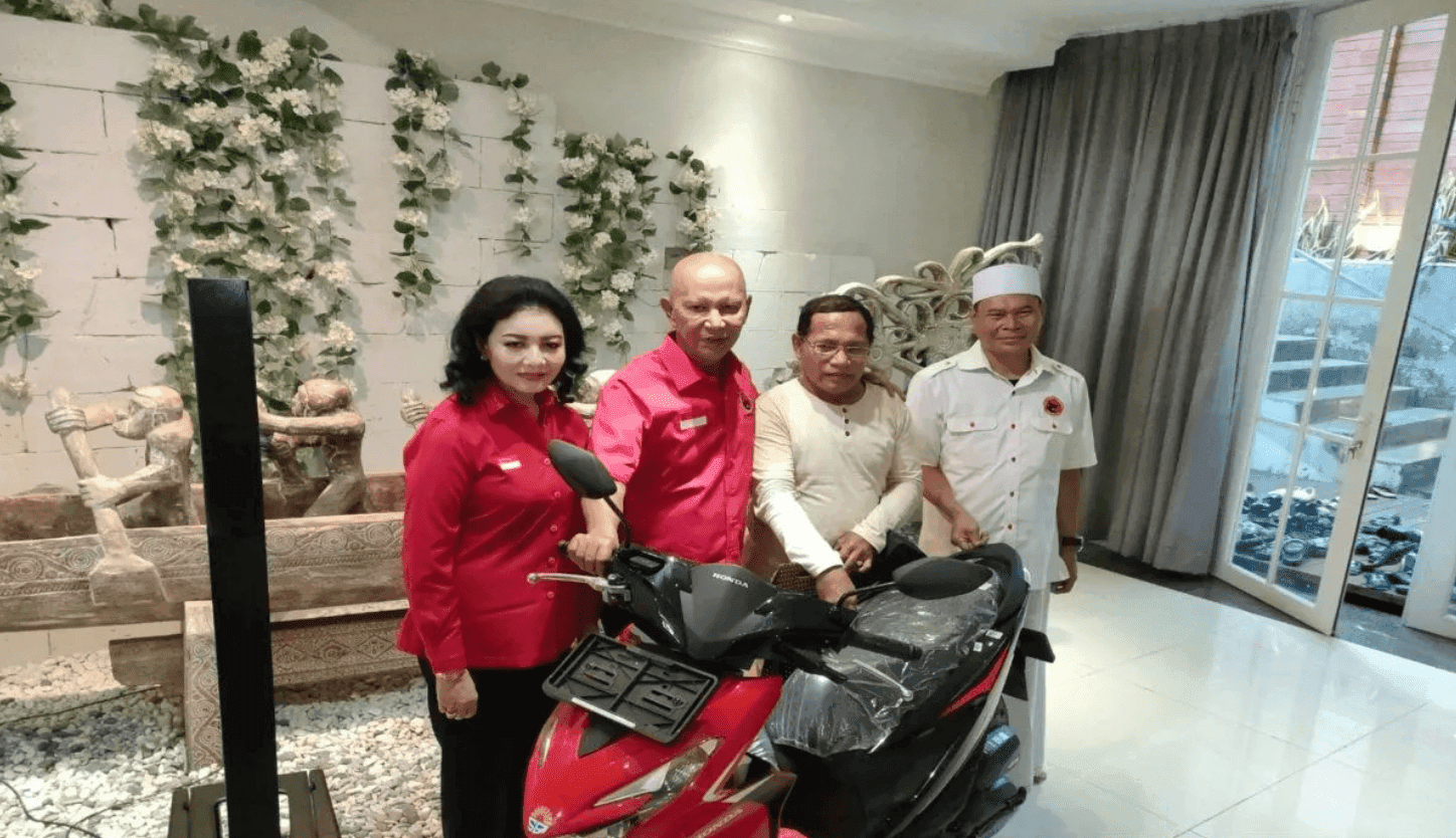 Ketua Banggar DPR RI Beri Bantuan Guru yang Motornya Dibakar Siswa