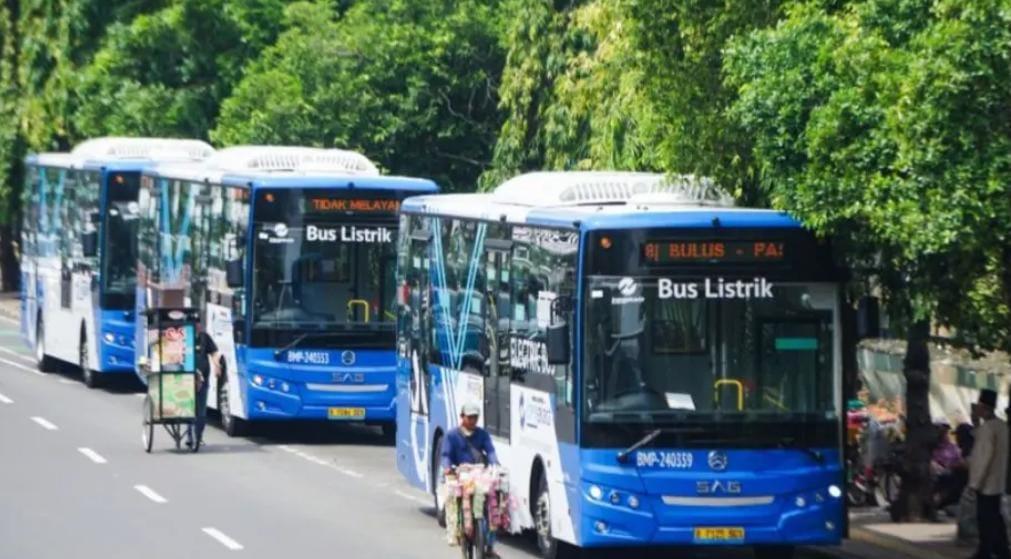Mikrotrans dan TransJakarta Alihkan Beberapa Rute Perjalanan Akibat Banjir Melanda
