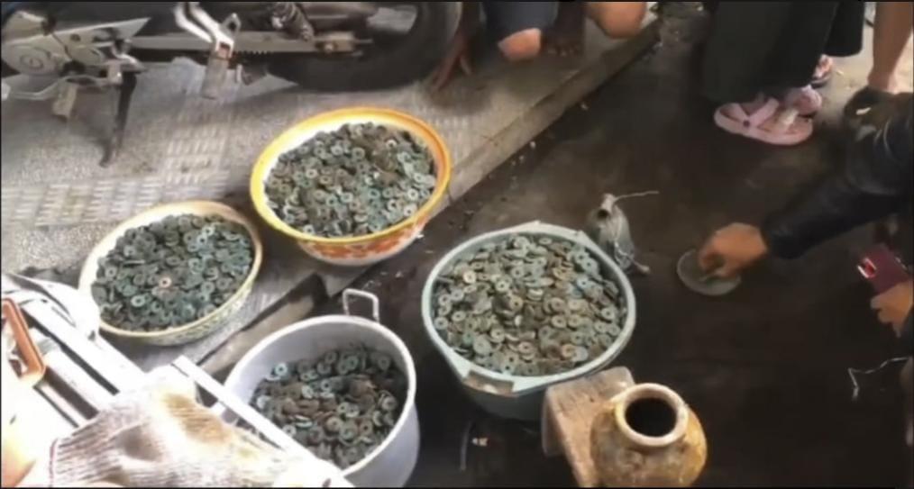 Viral! Petani di Pasuruan Temukan Ribuan Koin Kuno Hendak Tanam Kubis