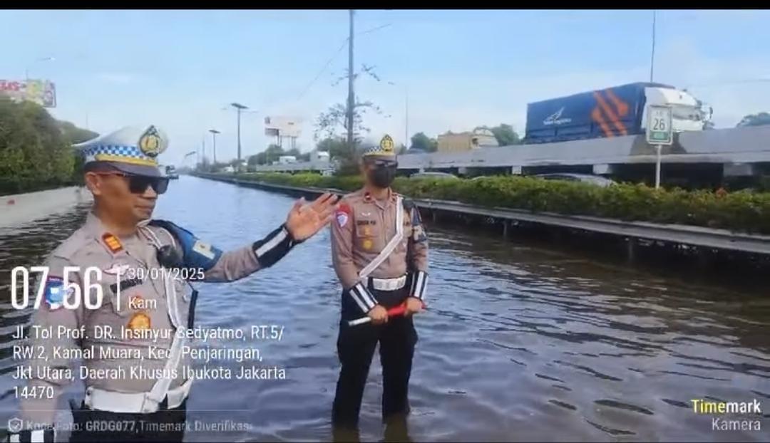 Imbas Genangan Air di KM 26 Tol Sedyatmo, Lalu Lintas Arah Soetta Dialihkan