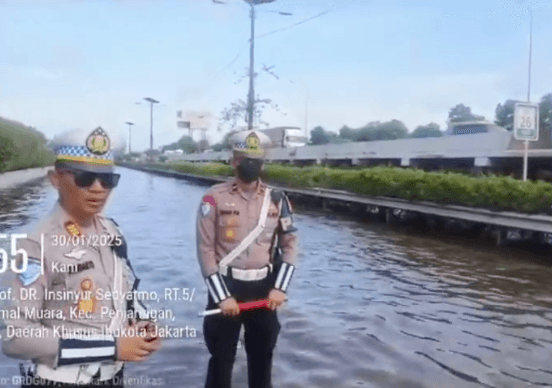 Banjir 50 Cm Genangi Tol Sedyatmo Arah Bandara Soetta, Kendaraan Dialihkan ke Lajur Atas