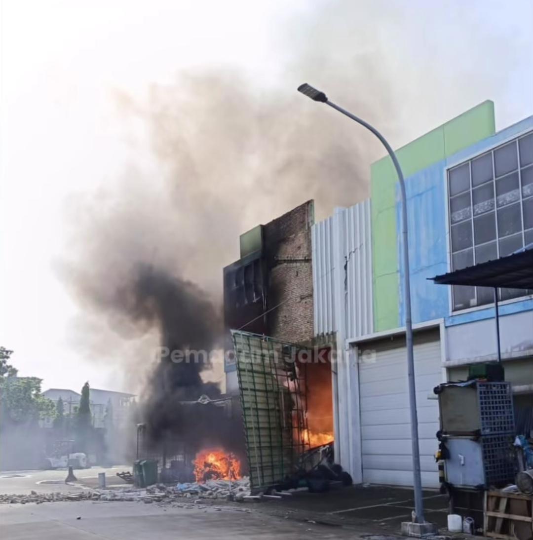 Gudang di Daan Mogot Jakbar Terbakar, Asap Hitam Membubung Tinggi