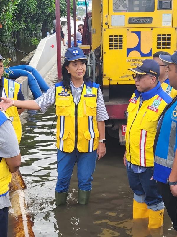 Tinjau Banjir Tol Bandara Soetta, Wamen Diana: Upayakan Tol Tetap Berfungsi Baik