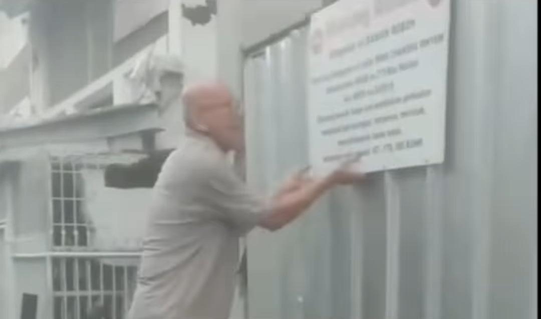 Viral! Pria Mengamuk dan Rusak Bangunan di Tambora Jakbar