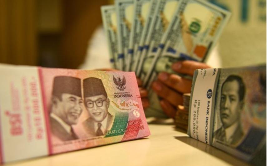 Rupiah Bertengger di Rp8.000 per Dolar AS Bikin Geger Jagat Maya