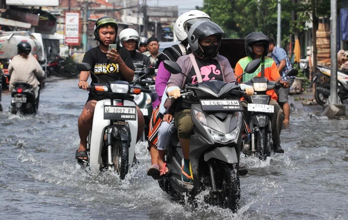 8 Cara Mengatasi Motor Mogok usai Menerjang Banjir, Simak di Sini!