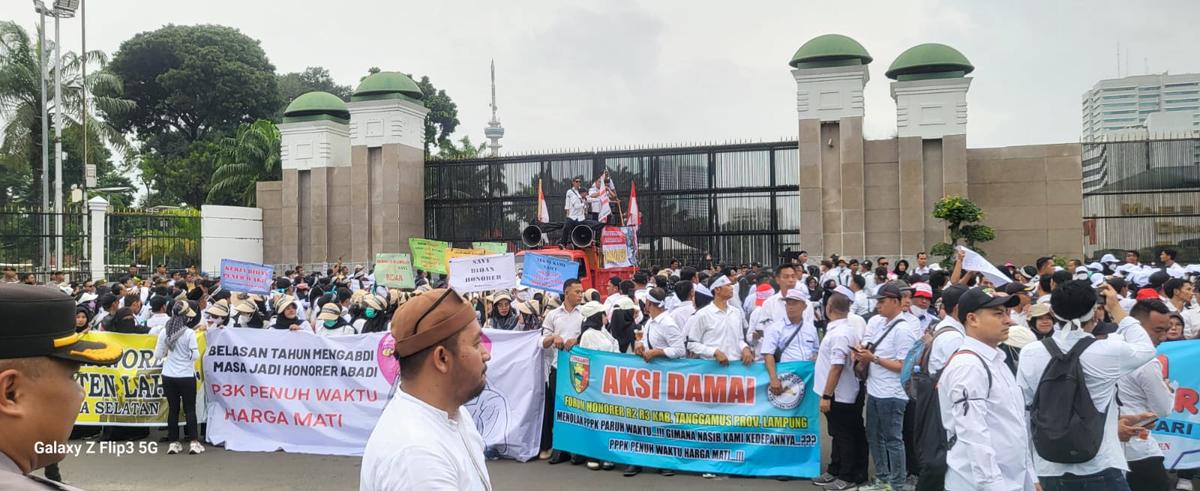 Jalan Gatot Subroto Arah Slipi Macet Imbas Demo Aliansi Honorer di DPR