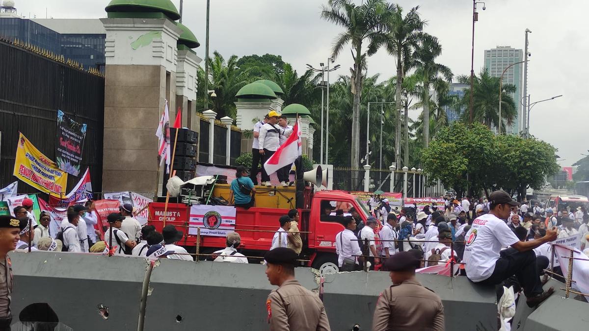 Aliansi Honorer Demo di DPR, Tuntut Kepastian Pengangkatan PPPK Penuh Waktu