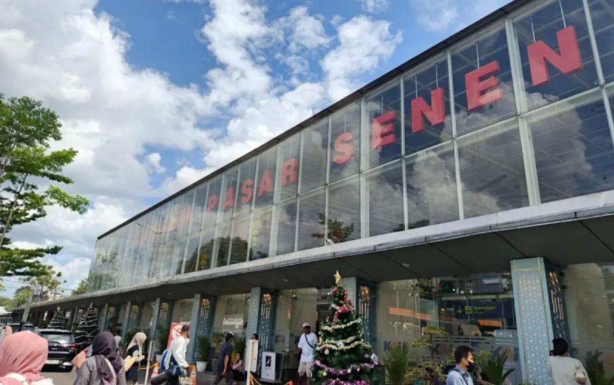 Pedagang Kaki Lima di Stasiun Pasar Senen di tertibkan