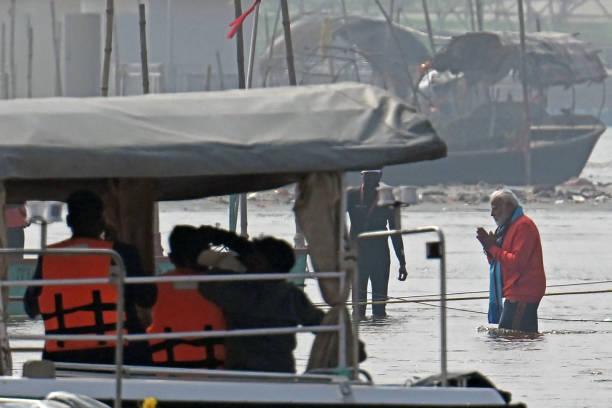 PM Modi Ikut Ritual Mandi Suci di Festival Maha Kumbh Mela Pascainsiden Maut