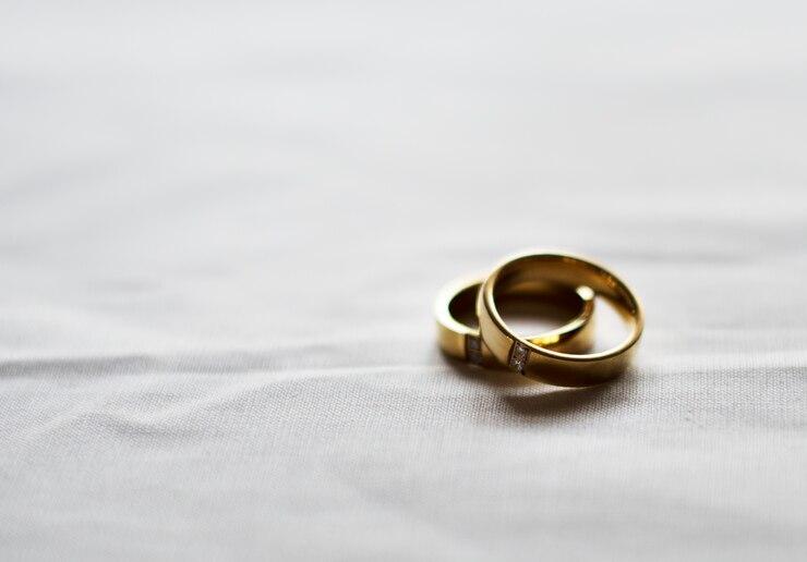 5 Perbedaan Cincin Tunangan dan Cincin Nikah yang Perlu Kamu Tahu