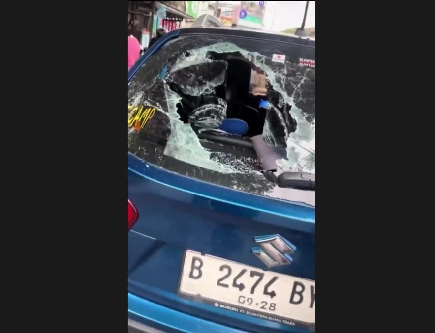Viral! Pemotor Lawan Arah Ngamuk dan Pecahkan Kaca Mobil di Cengkareng