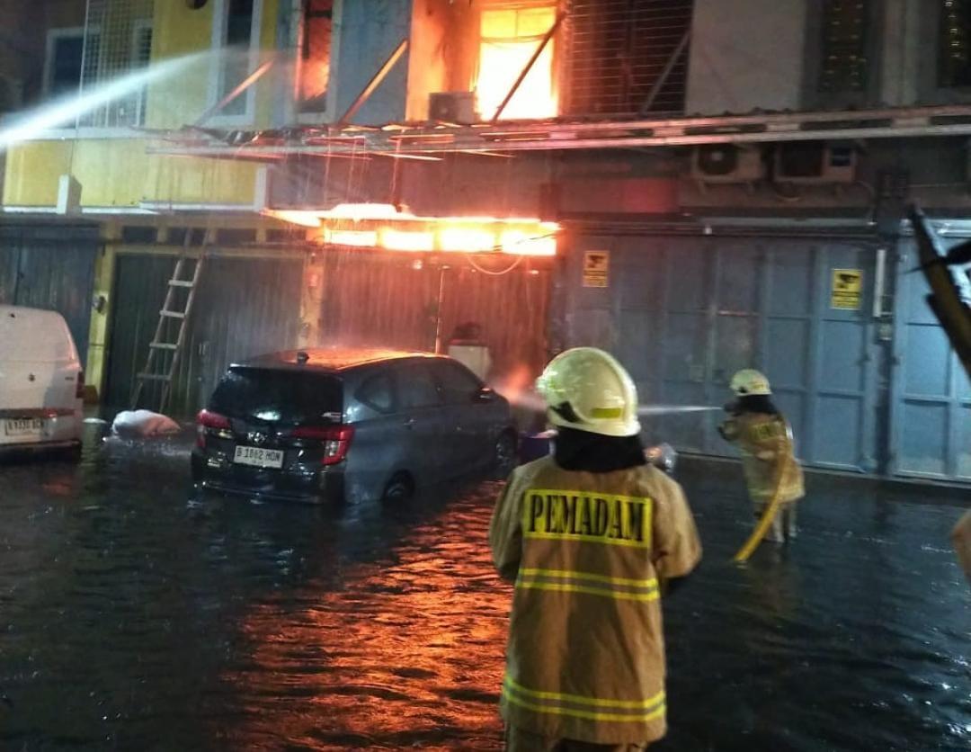 Ruko di Cengkareng Terbakar dalam Kondisi Terendam Banjir