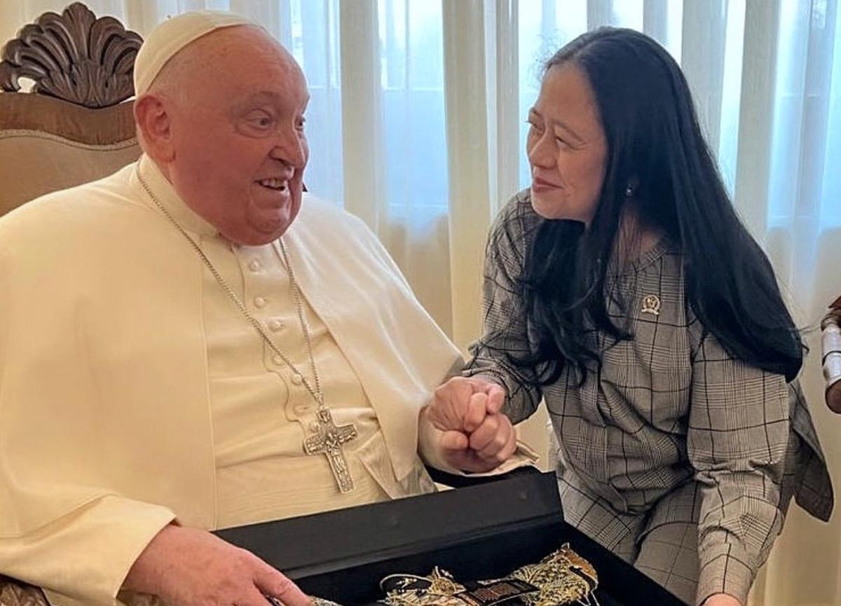 Diterima Paus Fransiskus di Kediamannya di Vatikan, Puan Beri Cenderamata Baju Wayang dari Batik