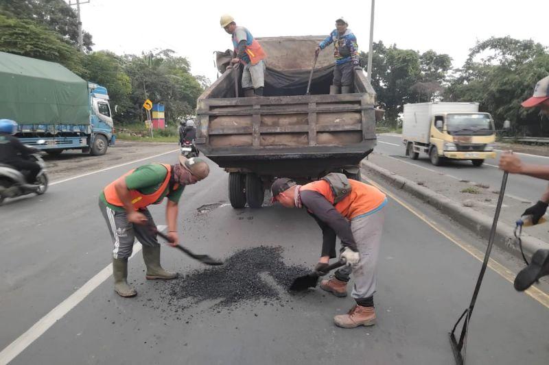 Bikin 3 Orang Tewas, Kini Jalan Berlubang di Pantura Batang Diperbaiki
