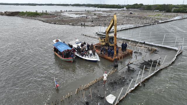KKP Bongkar Pagar Laut Tanpa Izin di Bekasi