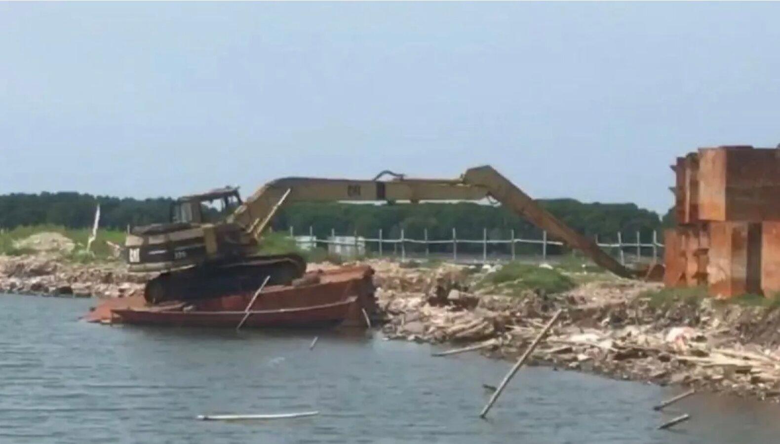 Pembongkaran Pagar Laut Bekasi Dihentikan Sementara