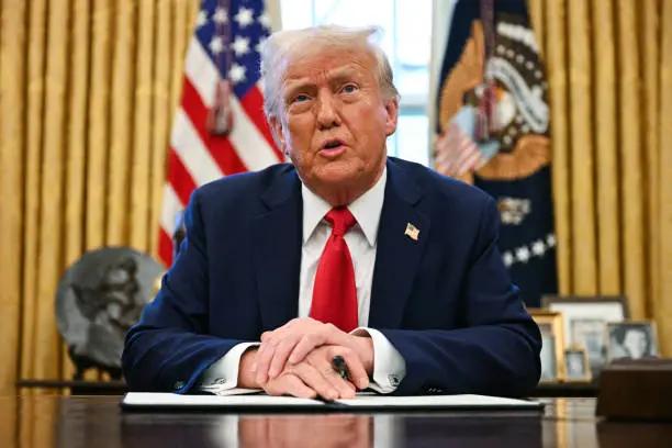 Trump Pecat 300 Lebih Staf Badan Nuklir