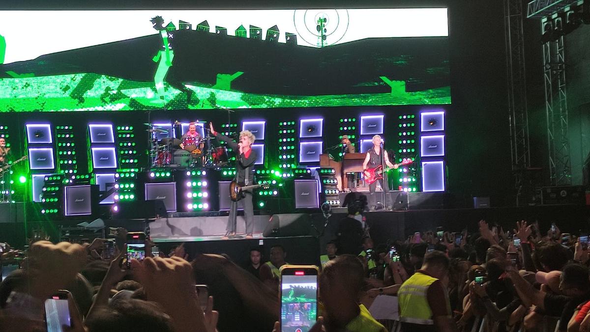 Green Day Sukses Guncang Jakarta, Billie Joe Armstrong Cium Bendera Merah Putih
