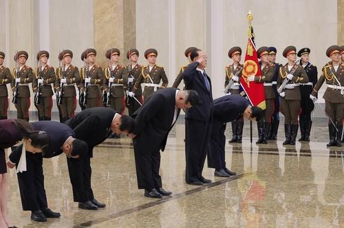 Peringati Hari Bintang Bersinar, Kim Jong Un Ziarah ke Makam Ayahnya