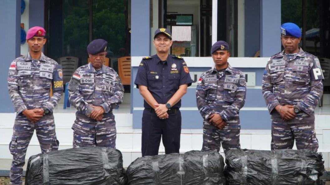 Bea Cukai dan TNI AL Gagalkan Penyelundupan Pakaian Bekas di Perairan Atapupu