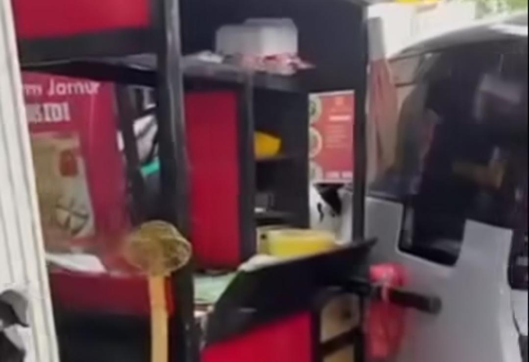 Mobil Listrik Tabrak Gerobak Mie Ayam di Jaksel Usai Menghindari Pemotor Lawan Arah