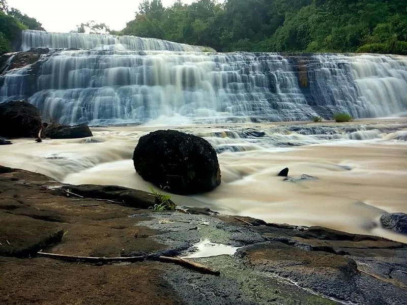 Keindahan Alam Curug Puncak Jeruk di Kawasan Geopark Ciletuh