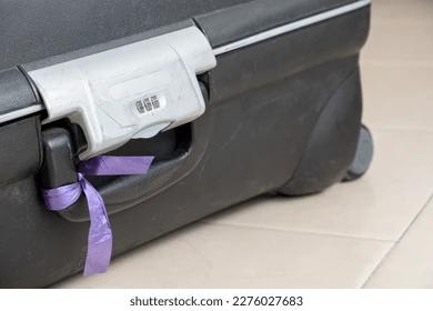 Petugas Bandara : Jangan Ikat Pita pada Koper. Ini Alasannya!