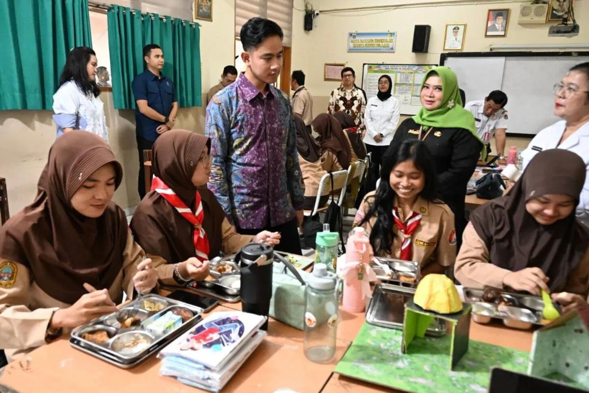 Wapres Gibran Tinjau Kualitas MBG di SMPN 174 dan SMAN 58 Jakarta