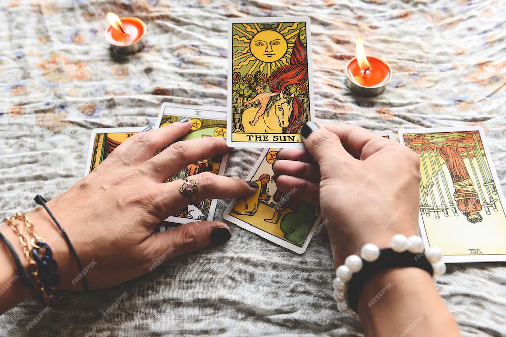 Tarot, Ramalan atau Refleksi Diri? Mengungkap Makna di Setiap Kartu