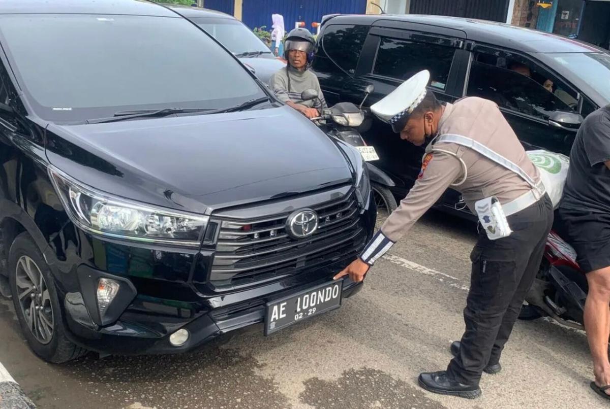 Apes! Innova Berpelat AE L00NDO Kena Tilang Gara-Gara Tidak Sesuai Aturan