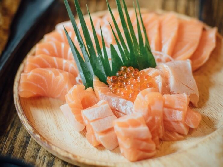 Makan Salmon Mentah, Aman atau Berisiko? Ini yang Perlu Kamu Tahu