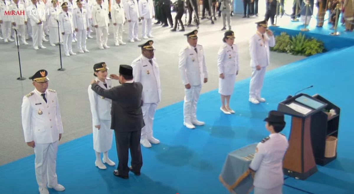 Momen Presiden Prabowo Sematkan Tanda Pangkat Kepada 6 Perwakilan Kepala Daerah