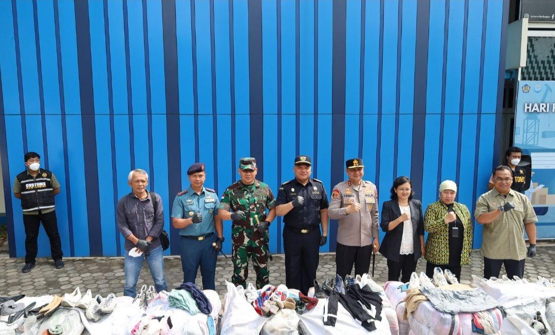 Sinergi Bea Cukai dan Aparat Penegak Hukum Lainnya Amankan Pakaian Bekas Ilegal di Perbatasan Kalbar