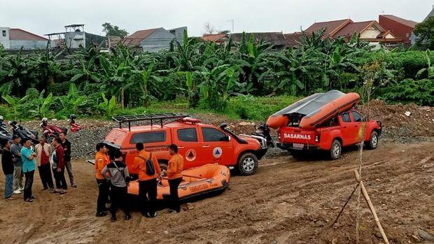2 Bocah Diduga Tenggelam saat Main Sepeda, Sandal-Celana Ditemukan di Bantaran Kali Bekasi