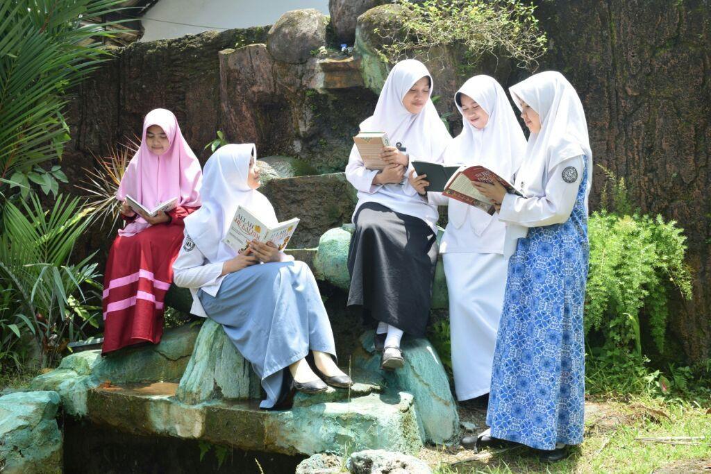7 Perbedaan Pendidikan di Pondok Pesantren dan Sekolah Umum