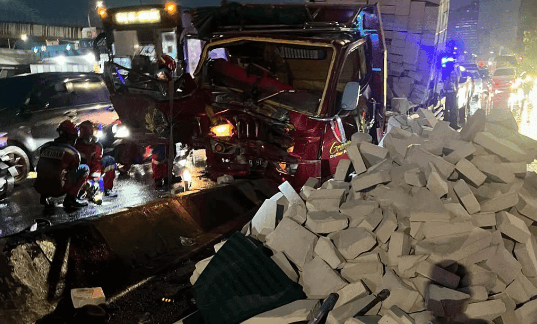 Truk Tabrak Pembatas Jalan di Pancoran, Ada Korban Tewas