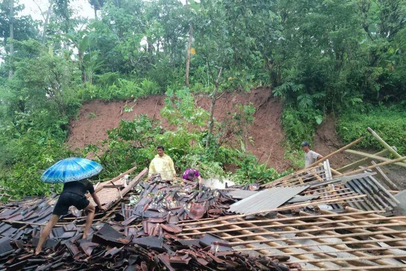 Longsor Landa Pacitan, Sejumlah Rumah Warga Rusak