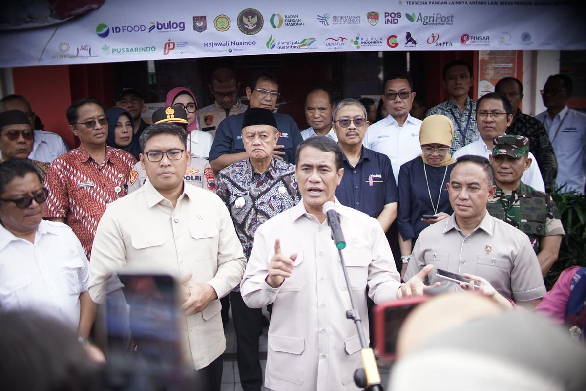 Mentan Amran dan Wamentan Sudaryono Kompak Pantau Operasi Pasar Pangan Murah di Magelang